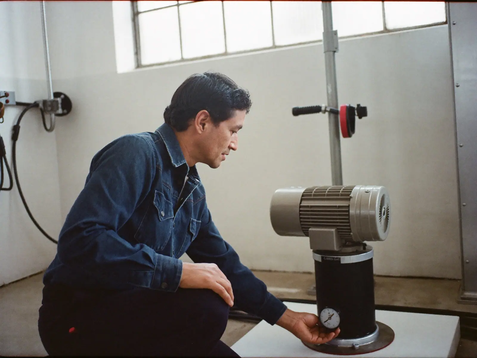 Técnico revisando la alineación de un motor eléctrico en una planta industrial